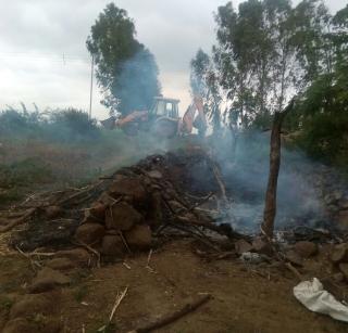 Bhambora: The homes of the girl's molesters were burnt by angry villagers | भांबोरा : मुलीचा विनयभंग करणा-यांची घरे संतप्त गावक-यांनी पेटवली Bhambora: The homes of the girl's molesters were burnt by angry villagers | भांबोरा : मुलीचा विनयभंग करणा-यांची घरे संतप्त गावक-यांनी पेटवली