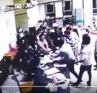 VIDEO: Resident doctor assaulted relatives, five arrested | VIDEO: रुग्णाच्या नातेवाईकांकडून निवासी डॉक्टरांना मारहाण, पाच जणांना अटक VIDEO: Resident doctor assaulted relatives, five arrested | VIDEO: रुग्णाच्या नातेवाईकांकडून निवासी डॉक्टरांना मारहाण, पाच जणांना अटक