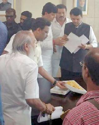 Annabhau Sathe, statue of the Queen Durgavati will be installed | अण्णाभाऊ साठे, राणी दुर्गावतीचा पुतळा बसवा Annabhau Sathe, statue of the Queen Durgavati will be installed | अण्णाभाऊ साठे, राणी दुर्गावतीचा पुतळा बसवा