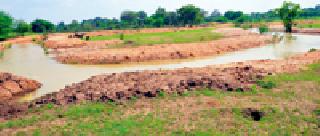 Water tanks sprinkle the fields, bundles | जलयुक्त शिवाराने शेततळे, बंधारे तुडूंब