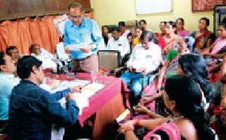 The 'deputy CEOs' of Aanganwadi sevikas encircle | आंगणवाडी सेविकांचा ‘डेप्युटी सीईओं’ना घेराव