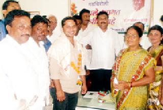 Felicitated by Riaz Gilani Congress | रियाज गिलानींचा काँग्रेसतर्फे सत्कार