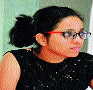 Death of a woman due to a dip | दुचाकी घसरल्याने तरुणीचा मृत्यू Death of a woman due to a dip | दुचाकी घसरल्याने तरुणीचा मृत्यू