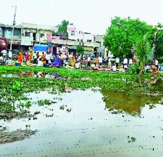 Stagnant water around public floodwaters | सार्वजनिक विंधनविहिरीभोवती अस्वच्छ पाणी