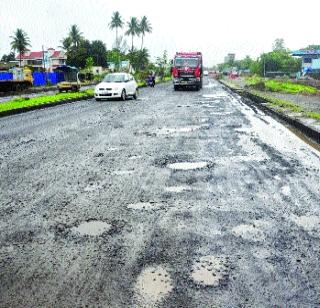 Poetry for potholes | खड्ड्यांच्या धक्क्यांना काव्याचे कोंदण