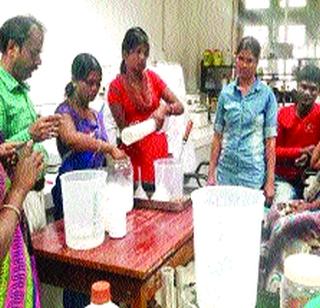 The manufacture of 'Finill' by the smoker's hand | दारू गाळणाऱ्या हाताने ‘फिनाइल’ निर्मिती The manufacture of 'Finill' by the smoker's hand | दारू गाळणाऱ्या हाताने ‘फिनाइल’ निर्मिती