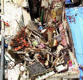 Dangerous building collapses | धोकादायक इमारतीचा भाग कोसळला