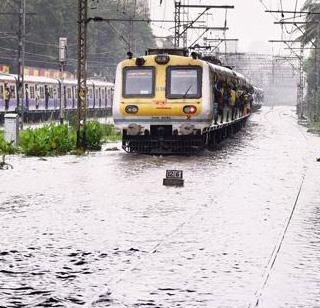 Central Railway collapsed due to the rains | पावसामुळे मध्य रेल्वे कोलमडली