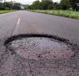 Death toll increases in Maharashtra by more than seven times | खडडयांमुळे महाराष्ट्रात सातपटींनी वाढले मृत्यूचे प्रमाण