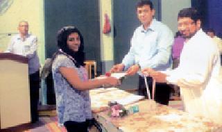 Honorability by the library | वाचनालयाच्यावतीने गुणवंतांचा सत्कार