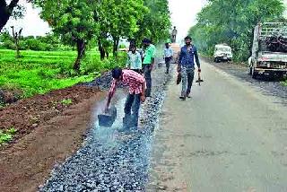 Darkness in rainy season | ऐन पावसाळ्यात डांबरीकरण Darkness in rainy season | ऐन पावसाळ्यात डांबरीकरण