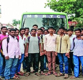 Students are angry because ST bus does not get in time | एसटी बस वेळेत मिळत नसल्याने विद्यार्थी संतप्त