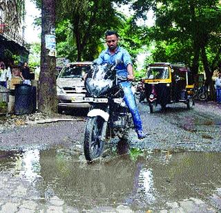Patchwork potholes on the streets of Chikwadi in Borivali | बोरीवलीतील चिकूवाडीतील रस्त्यांवर खड्डेच खड्डे