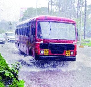 Heavy rains thundered the city | मुसळधार पावसाने शहराला झोडपले