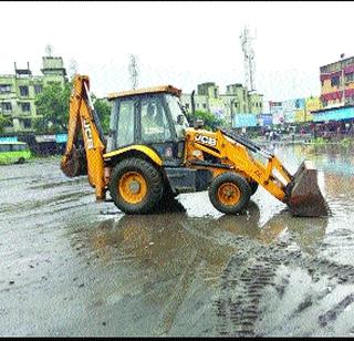 Boiser Depot cleaned by JCB, expatriates happy | बोईसर डेपोची जेसीबीने सफाई, प्रवासी खूश