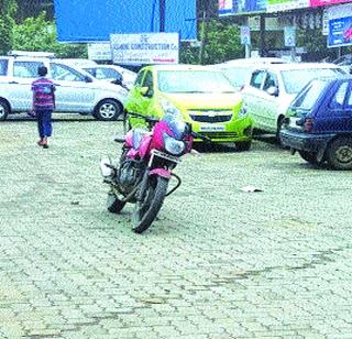 In the excerpts of encroachment on the main road of Vasai East | वसई पूर्वेतील मुख्य रस्ता अतिक्रमणाच्या विळख्यात