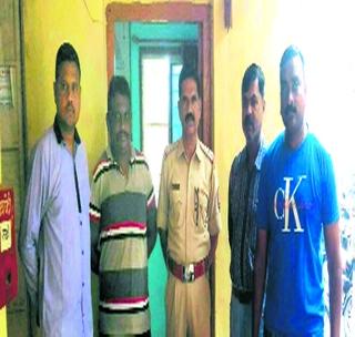 All the police suspended with the bribeers | लाचखोर ठाणेदारासह पाचही पोलीस निलंबित