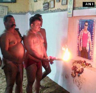 Salman worship before doing 'Pahalwan' before 'Pahalwan' | 'इथे' पेहलवान सरावापूर्वी करतात सलमानची पूजा Salman worship before doing 'Pahalwan' before 'Pahalwan' | 'इथे' पेहलवान सरावापूर्वी करतात सलमानची पूजा
