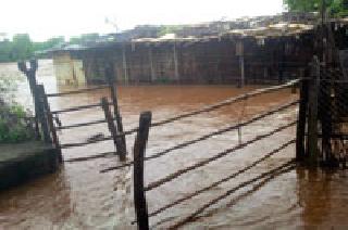 Haroli dam collapse, hundreds of hectares of agricultural land loss | वारोळी बंधारा फुटला, शेकडो हेक्टर शेतीची हानी