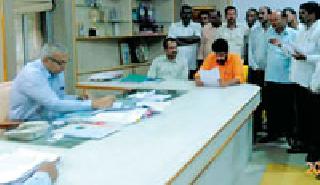 G.P. Employee on the road | ग्रा.पं. कर्मचारी रस्त्यावर