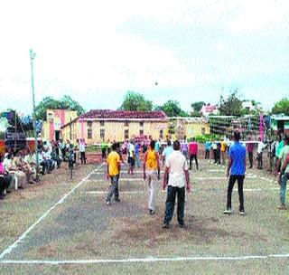 Police Department inaugurated Volleyball matches | पोलीस विभागाच्यावतीने व्हॉलीबॉल सामन्यांचे उद्घाटन