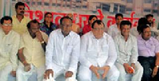 Congress workers again on the road | काँग्रेसचे कार्यकर्ते पुन्हा रस्त्यावर Congress workers again on the road | काँग्रेसचे कार्यकर्ते पुन्हा रस्त्यावर