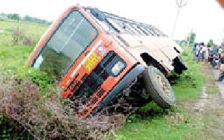 Bus recovered and injured 30 students | बस उलटून ३० विद्यार्थी जखमी Bus recovered and injured 30 students | बस उलटून ३० विद्यार्थी जखमी