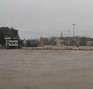 Video - flooding in Nashik district due to torrential rains | व्हिडीओ - मुसळधार पावसामुळे नाशिक जिल्ह्यात पूरस्थिती Video - flooding in Nashik district due to torrential rains | व्हिडीओ - मुसळधार पावसामुळे नाशिक जिल्ह्यात पूरस्थिती