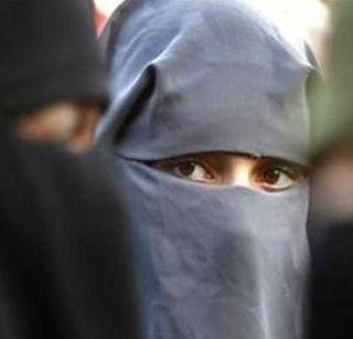 The five-year-old child was arrested for carrying an ISIS recruitment woman | पाच वर्षाच्या मुलाला घेऊन ISISमध्ये भरती होण्यासाठी चाललेल्या महिलेला अटक The five-year-old child was arrested for carrying an ISIS recruitment woman | पाच वर्षाच्या मुलाला घेऊन ISISमध्ये भरती होण्यासाठी चाललेल्या महिलेला अटक