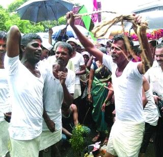 Tribal's 'Rubbish' in the district | जिल्ह्यात आदिवासींचे ‘रवाळ’ Tribal's 'Rubbish' in the district | जिल्ह्यात आदिवासींचे ‘रवाळ’