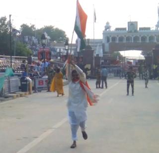 The famous Kirtankar Tadsay Maharaj is proud to run in the Wagah Border Parade! | वाघा बॉर्डर परेडमध्ये प्रसिध्द कीर्तनकार तडसे महाराजांना धावण्याचा बहुमान!
