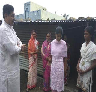 Many of them have helped themselves to help the sisters | ‘त्या’ बहिणींच्या मदतीसाठी अनेकांचे सरसावले हात Many of them have helped themselves to help the sisters | ‘त्या’ बहिणींच्या मदतीसाठी अनेकांचे सरसावले हात