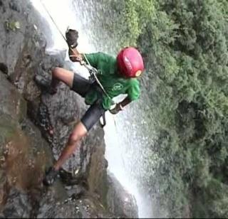 The success of finding 19 people trapped in the royal house | राजमाचीत भरकटलेल्या १९ जणांना शोधण्यात यश The success of finding 19 people trapped in the royal house | राजमाचीत भरकटलेल्या १९ जणांना शोधण्यात यश