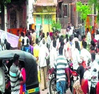 Roadshow of husband, wife and 'ti'! | पती, पत्नी आणि ‘ती’चा रोड-शो! Roadshow of husband, wife and 'ti'! | पती, पत्नी आणि ‘ती’चा रोड-शो!