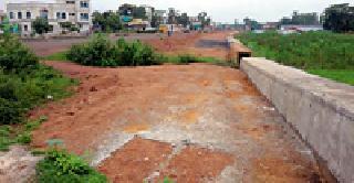 Work on flyovers due to lack of funds | निधीअभावी उड्डाणपुलाचे काम कासवगतीने Work on flyovers due to lack of funds | निधीअभावी उड्डाणपुलाचे काम कासवगतीने