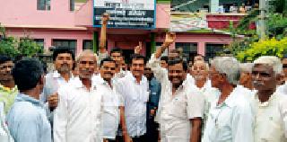 Farmers hit the power office | शेतकरी धडकले वीज कार्यालयावर Farmers hit the power office | शेतकरी धडकले वीज कार्यालयावर