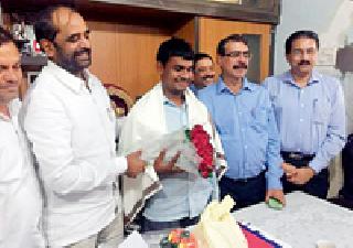 A visually impaired project developer has a job in Waikolie | दृष्टिहीन प्रकल्पग्रस्ताला वेकोलिमध्ये नोकरी A visually impaired project developer has a job in Waikolie | दृष्टिहीन प्रकल्पग्रस्ताला वेकोलिमध्ये नोकरी