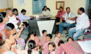 School filled with chairmen's room | सभापतींच्या दालनात भरली शाळा School filled with chairmen's room | सभापतींच्या दालनात भरली शाळा