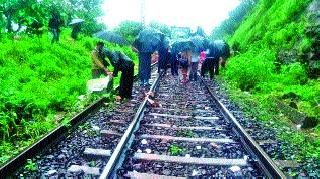 Accidental escapes: Devagiri Express escaped due to alert of railway employees | दुर्घटना टळली : रेल्वे कर्मचाऱ्यांच्या सतर्कतेमुळे देवगिरी एक्स्प्रेस बचावली