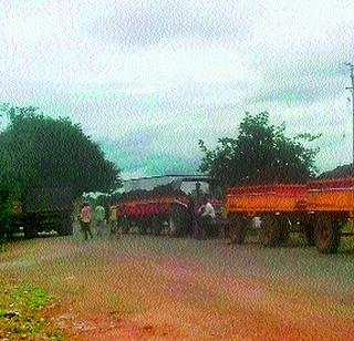 The sand in the pond, the untidy stems of the soil | तलावातील वाळू, मातीचा बेसुमार उपसा