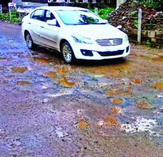 Mud on the city street | नगरप्रदक्षिणा मार्गावर चिखलाने राडा