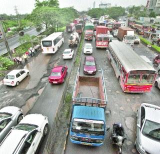 10 lakh passengers boarded by contractor | ठेकेदाराने धरले १० लाख प्रवाशांना वेठीस