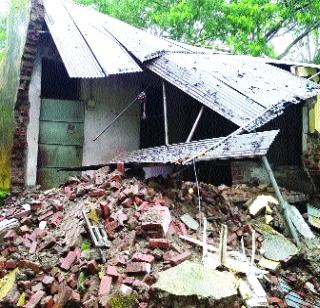 The building of the echoed Ashram school collapsed | गूंज आश्रमशाळेची इमारत कोसळली The building of the echoed Ashram school collapsed | गूंज आश्रमशाळेची इमारत कोसळली