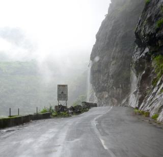 Malashej valley again collapsed | माळशेज घाटात पुन्हा दरड कोसळली Malashej valley again collapsed | माळशेज घाटात पुन्हा दरड कोसळली