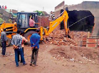 In the end, there was an encroachment of liquor shops in Gopalganj | -अखेर गोपालनगरातील अतिक्रमित दारू दुकान पाडले