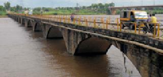 Life-long journey from the bridge | कालबाह्य पुलावरून जीवघेणा प्रवास Life-long journey from the bridge | कालबाह्य पुलावरून जीवघेणा प्रवास