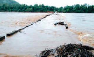 The rivers flow with the water of Gosekhurd | गोसेखुर्दच्या पाण्याने नद्या फुगल्या The rivers flow with the water of Gosekhurd | गोसेखुर्दच्या पाण्याने नद्या फुगल्या