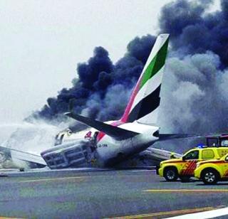 The flight from India went down in Dubai | भारतातून गेलेले विमान दुबईत उतरताना आदळले The flight from India went down in Dubai | भारतातून गेलेले विमान दुबईत उतरताना आदळले