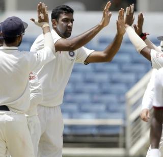 Rohit Chase's century hit India's chances of victory | रोस्टन चेसच्या झुंजार शतकाने भारताची विजयाची संधी हुकली