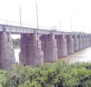 25 pools in Wardha are dead, Pulgaon bridge and 150 years old | वर्धेतील २५ पूल मरणपंथाला, पुलगावचा पुल तर १५० वर्ष जुना 25 pools in Wardha are dead, Pulgaon bridge and 150 years old | वर्धेतील २५ पूल मरणपंथाला, पुलगावचा पुल तर १५० वर्ष जुना